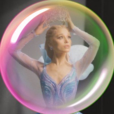 29 🦋| new york |🇮🇹| ♋︎☼, ♎︎☾, ♒︎ ↑ | just living life 🦋🤍 | ariana grande and abel fan page 🫧💜