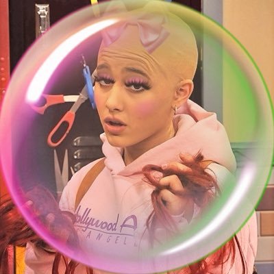baldianass's profile picture. it is hot as a witches coochie out here ⋆｡˚☀️