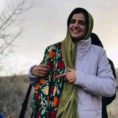 JavidZarin's profile picture. میری محبوبہ نے پوچھا!   مجھ میں اور آسمان میں کیا فرق ہے ؟ فرق یہ ہے محبوبہ  ! جب تم ہنستی ہو تو میں آسمان کو بُھول جاتا ہوں  !!