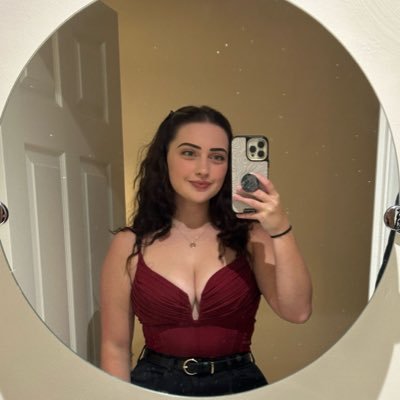 nataliejlawless's profile picture. 