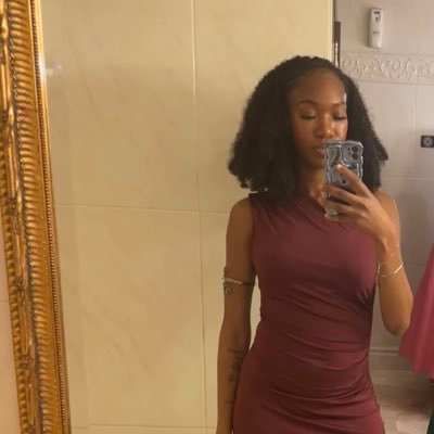 indigoflwr's profile picture. 🌻 • ephesians 6:12