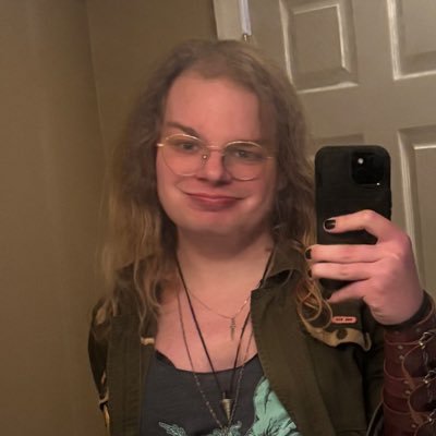 CalvatronArt's profile picture. making comics, someday. Probably talking about Dungeons and Dragons or something. 27, she/her, lesbian, pfp by @geminisdaughter