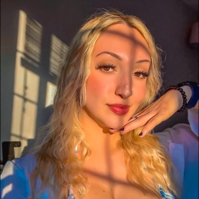 emma_quinnn's profile picture. Just a woman with good vibes and better conversations 💋 | Say hi, I don’t bite (much 😉).