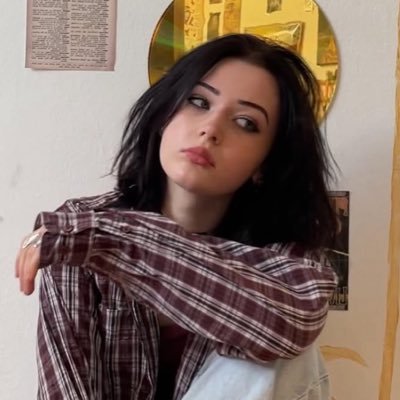 MUSICALC0FFEE's profile picture. daughter of the guy who doesn’t like musicals . strangely a musical liker