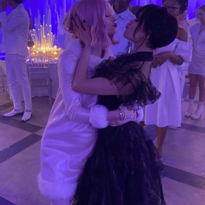 blue_e000's profile picture. sing alon whith me I just wanted to say that i'm very thankful for my family, my lover, my fans, my puppy I just wanted to say I love you