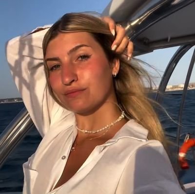 rachelzeev010's profile picture. 𝟮.𝟱𝐌 followers • 𝟭𝟯 following