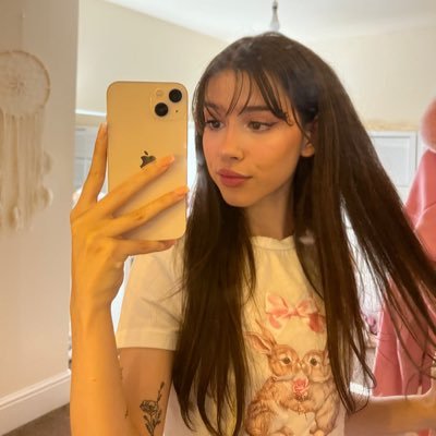 AnnabelleRushy's profile picture. Adorable, but my DMs? Whole different vibe 😏