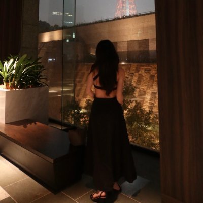 Veloraaaf's profile picture. Every detail matters—fresh blooms, golden light, and laughter that lingers softly like the scent of vanilla. 🌷☀️🕯️