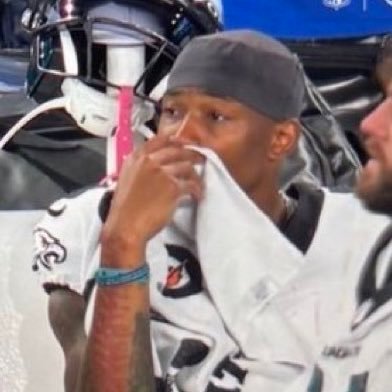 JoelBleedsGreen's profile picture. go birds i xeet my thoughts and thought my xeets         💍💍 🌑