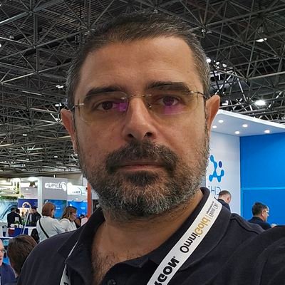 VincenzoBe40717's profile picture. Attivista, Chimico, Napoletano, Cosmopolita, Nero a metà