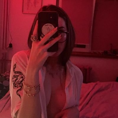 AshleyM12280461's profile picture. I am looking so horny wanna suck my pussy 😋😋

I am available my telegram @Liya90x