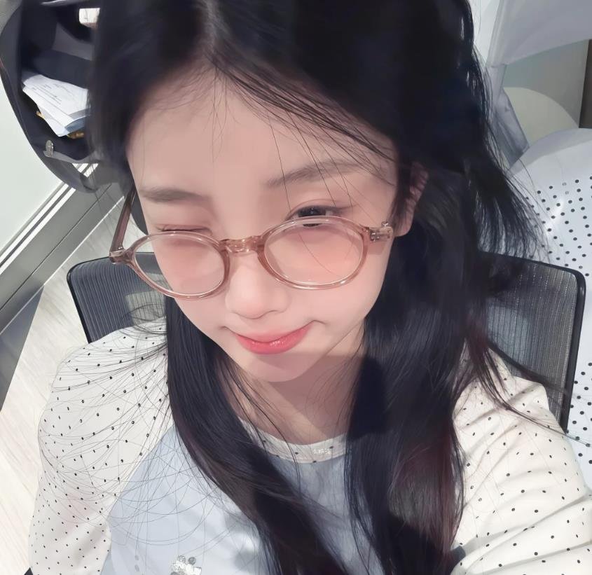 4Q6CWWhJEYUZm's profile picture. 진짜 진짜 힘든 일을 얻게 됐어요 ㅠㅠ/한잔하다가 사랑에 빠질지도
