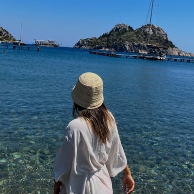 drdggebru's profile picture. Sorarlarsa “dünyayla baş edebilen ama kendiyle,ruhuyla ve kalbiyle başa çıkamayan bir kadındı” dersiniz 💃