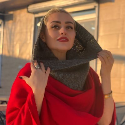 IQazaal's profile picture. این زن برهنه است، برهنه، 
در کوچه‌اش پلیس ندارد، 
ابروش را مداد کشیده، 
چشم خمار و گیس ندارد... 
من خودِ عصیانم،از جنس خورشید☀🦁/
عرضشی🚫/    #کیانوش_سنجری