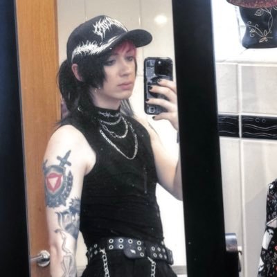 cryptydd's profile picture. new acc bc my old one has been banished into the void || singer of @nghtlvs || mcr, ttrpg, theme parks