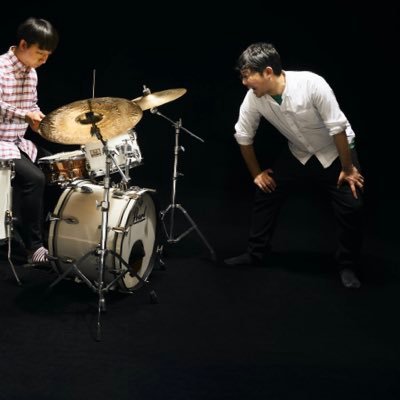 drummersks's profile picture. HERE to ETERNITY(@Hereto_Eternity)、ナイルおじさん(@nairuojisan)のドラムをやっています。他、コピバン色々、セッションに出たりとワークライフバランスを考えて楽しむ事を生業としています。ギャランという名前を使用した結果本名で名乗りづらくなってきています。