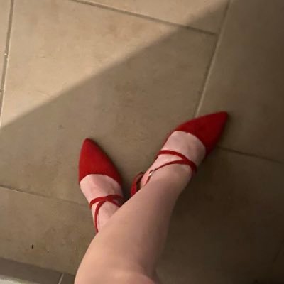 lolamayafeet's profile picture. 