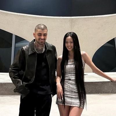 _malikflowers_'s profile picture. 🪐𝑾𝒆 𝒔𝒉𝒐𝒖𝒍𝒅 𝒇𝒂𝒍𝒍 𝒊𝒏 𝒍𝒐𝒗𝒆 𝒘𝒊𝒕𝒉 𝒐𝒖𝒓 𝑬𝒀𝑬𝑺 𝑪𝑳𝑶𝑺𝑬𝑫
 JISOO&Zayn 🪐

a maior ZAYNSOO do mundo 
(multifandom)