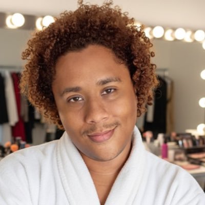 Rezzito's profile picture. Roteirista/ Redator ⭐️⭐️ Tentando não ser o idiota que transforma idiotas em ídolos! 2022