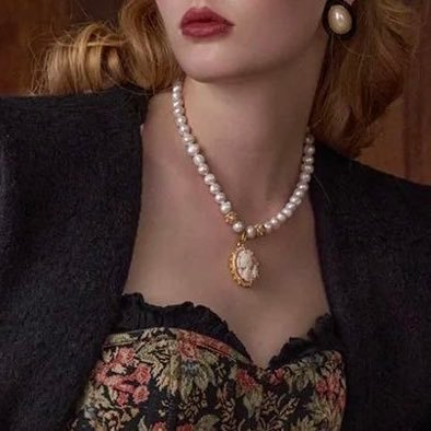 floretide's profile picture. L’effacement soit ma façon de resplendir.