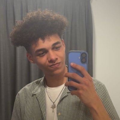 cbh_05's profile picture. Music, football and twink lover | 20