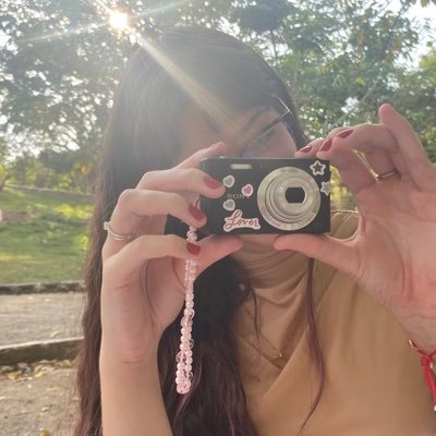 mariluliscat's profile picture. meio que sendo melancólica e vivendo o melhor da vida