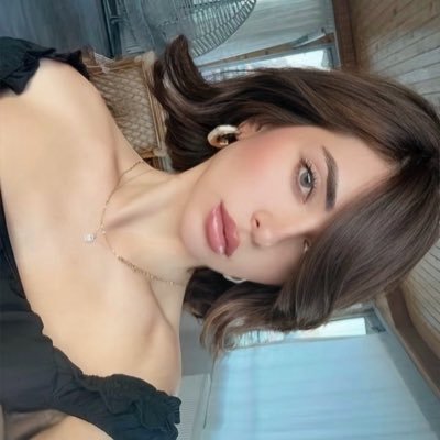 ozgeesadece's profile picture. Eng teacher