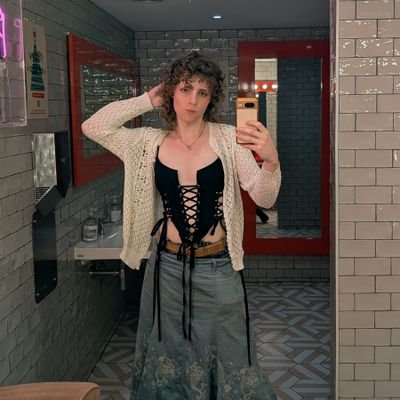 whatasurpraisa's profile picture. (she/fae/it), 24 | music transsexual, transfeminist Marxist, polyam t4tdyke, 🏳️‍⚧️☭ | Palestine will be free 🇵🇸