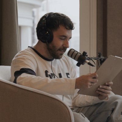 JuanjoRengel's profile picture. Amo la radio. Detrás de algunos podcasts de Podimo y entrevistando a gente que ha cumplido su sueño en "La Ley del Ojalá" 🎙️✨Pongo voz a cosas y leo canciones