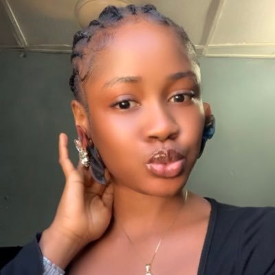 lita_hanna885's profile picture. Dressing calm, talking confidence 🌸 Beauty • Voice • Style