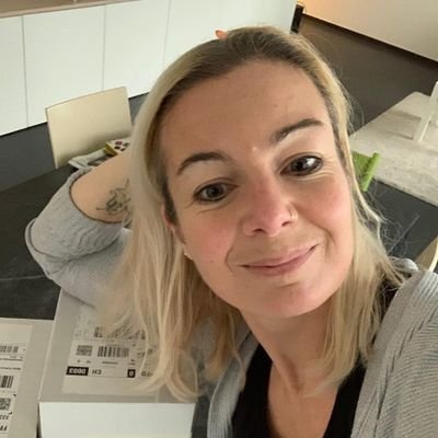 Laura_kolvet's profile picture. 🎤Award-winning journalist | Aide to RID ROCK | Mom of 3 🐾 Dog lover ☕ Coffee addict 🛍️ Bargain queen | DM’ing fans randomly