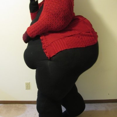 paddingjoanne's profile picture. Just a tall girl wishing she was fat :( but I am using pillows to change that! :)