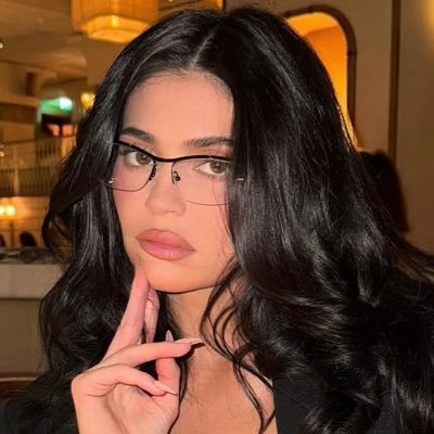 kyliemoms's profile picture. just a fan girl.