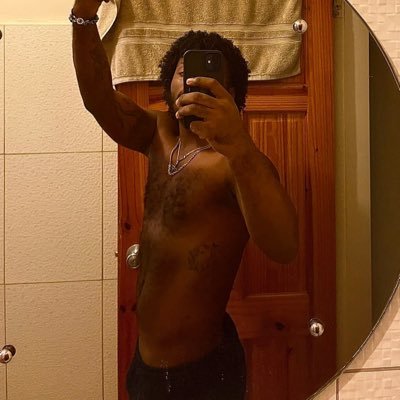 C_ptainCurve's profile picture. Ven aqui, mi amor. Sientate porfa y besame.                                                         Verse T