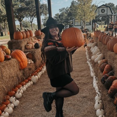 jennnamar's profile picture. Lover of all things horror and cute 🎃 probably talking about Halloween Horror Nights 🖤 #HHN34 CODE ORANGE IG: @/theghoulishmortal
