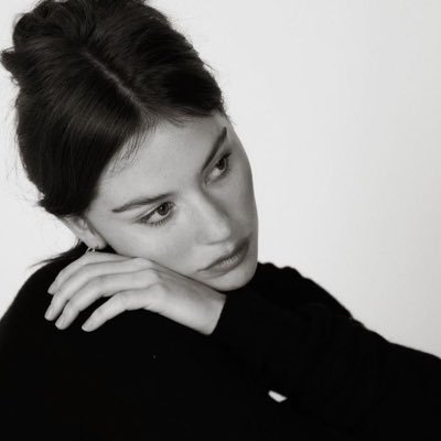 wiIIyoucry's profile picture. goldwinged, angel.