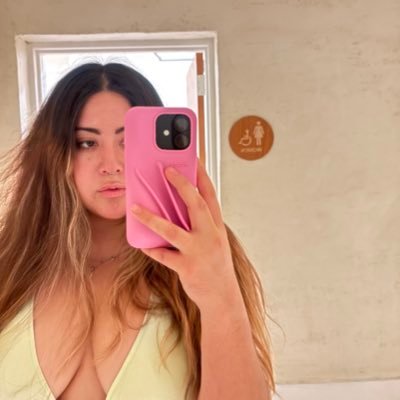 LaRdeRosa's profile picture. Una bad bitch girl de los 90s. Chillo diario y me rio de todo. Bailando y cantando por ahí. Química, científica.