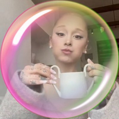 hsfabray's profile picture. she has 97 mental illnesses and is banned from most public spaces
