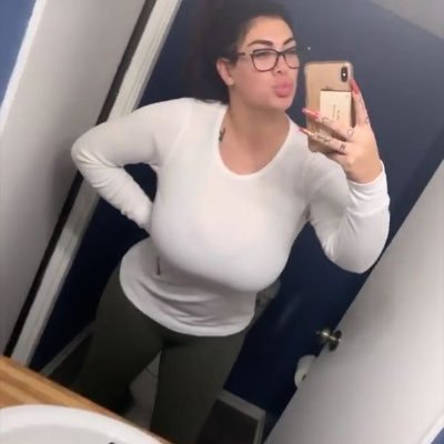 EMMABANKS315's profile picture. I would like to mingle with new friends here this is my new account let’s here guys 🫶❤️🫶
