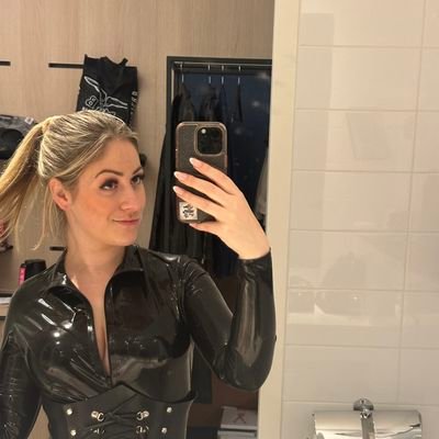 Elizabe39430147's profile picture. 