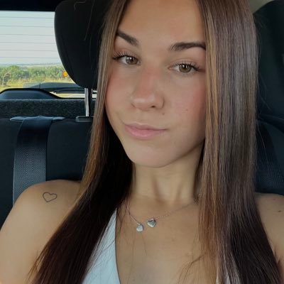 Cristinaa2712's profile picture.