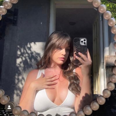 ReneeKnowless's profile picture. ⠀⠀ ⇢ xxᴠ ᵃ ⇡ 𝐋𝐢𝐟𝐞 𝐢𝐬 𝐚 𝒃𝒆𝒂𝒄𝒉, 𝐚𝐧𝐝 𝐈 𝐨𝐧𝐥𝐲 𝐬𝐮𝐫𝐟 𝐭𝐡𝐞 𝒘𝒂𝒗𝒆𝒔. —————– •