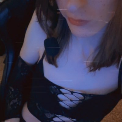 rileyjamjam's profile picture. 🌹 🖤❤️"I survived because the ‘f** it we ball’ inside of me burned brighter than the ‘it’s so over’ around me…”🖤 ♥️ Warning: lewd! certified boy kisser💕🔞🌹