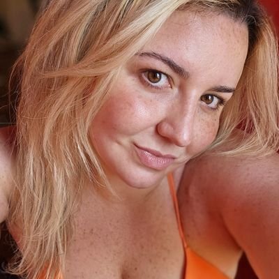 extuiteirababi's profile picture. ex famosa em exílio, jornalista sempre e ridiculamente vascaína