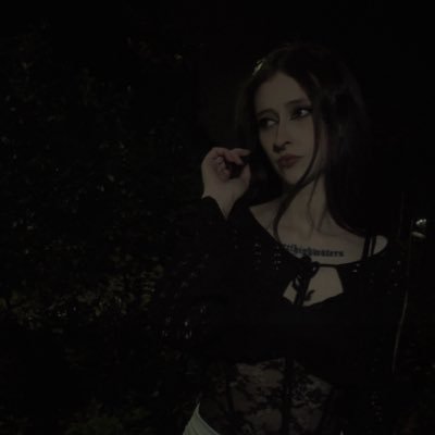 bloodiedfvngs's profile picture. ⋆☾⋆⁺₊✧ 𝔱𝔴𝔢𝔫𝔱𝔶 𝔰𝔦𝔵 | 𝔰𝔥𝔢/𝔥𝔢𝔯 | 𝔤𝔢𝔪𝔦𝔫𝔦 | 𝔲𝔫𝔡𝔢𝔯 21𝔰 𝔡𝔫𝔦 ✩₊°.⋆☾⋆