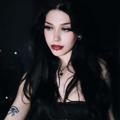 Elvirawaifuu's profile picture. 