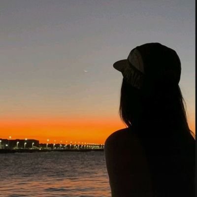 sunredl's profile picture. 𝐀𝐥𝐰𝐚𝐲𝐬 𝐚𝐧𝐝 𝐟𝐨𝐫𝐞𝐯𝐞𝐫, 𝐦𝐞 𝐰𝐢𝐭𝐡 𝐦𝐲𝐬𝐞𝐥𝐟
—🫀escritora e leitora nas horas vaga e não vagas 💌 books • filmes • séries • doramas-GLs • sccp