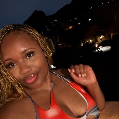 khaleezy's profile picture. niggas love describing themselves.