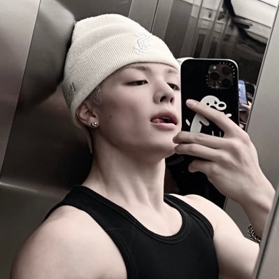 makiivida's profile picture. ⠀ ͏ ͏ ͏ ͏ 🎧 : beat the odds by andteam.