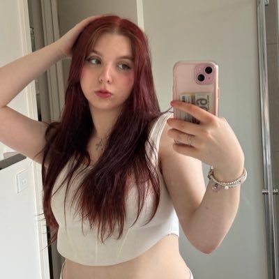 cheyau_'s profile picture. sixteen // i stream once a year